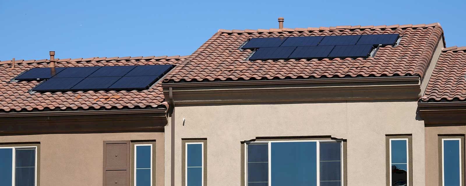 Panneaux solaires obligatoires en Suisse : une opportunité en or pour les artisans du bâtiment